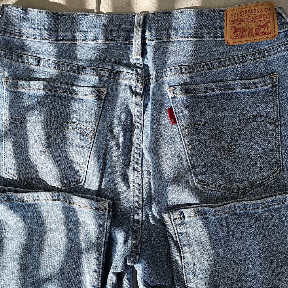 Women's Levi Jeans